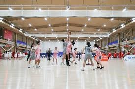 为什么外野传球中的弹跳传球比直接空投更有利于捕手进行触杀